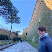 Laureato in storia e archeologia offre insegnamenti di storia, italiano e latino per alunni delle medie e delle superiori